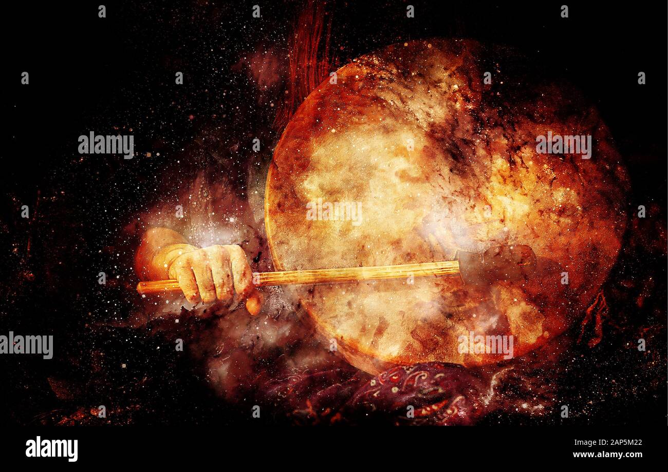 Schamanisches Mädchen mit Rahmentrommel auf abstraktem strukturiertem Raumhintergrund. Stockfoto