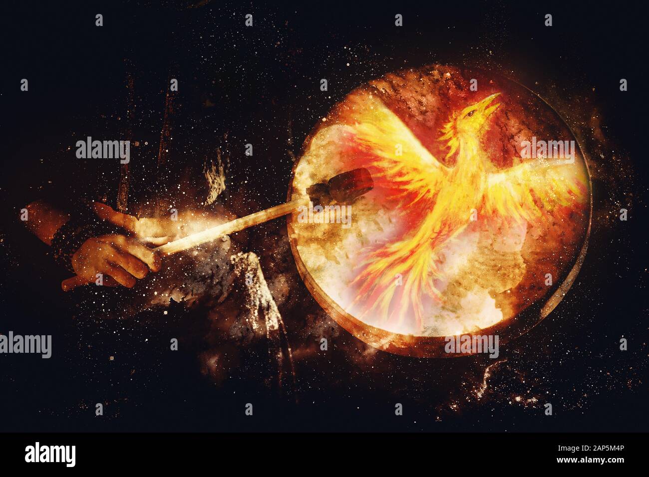 Schamanisches Mädchen mit Rahmentrommel auf abstraktem strukturiertem Raumhintergrund. Stockfoto