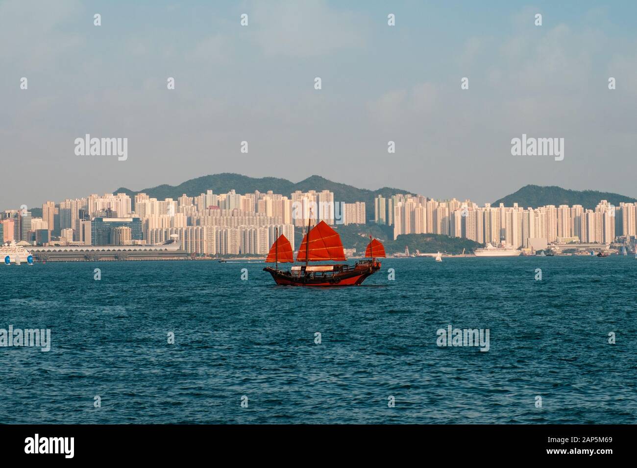 Traditionelle, alte Segelboot im Victoria Hafen mit Skyline von Hong Kong Island Stockfoto