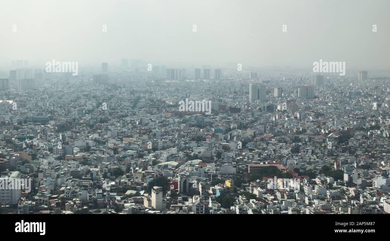 Dichte Luftverschmutzung und Smog über Saigon, Vietnam (Ho-Chi-Minh-Stadt). Überbevölkerte Stadt, städtische Ausbreitung. Luftansicht. Stockfoto