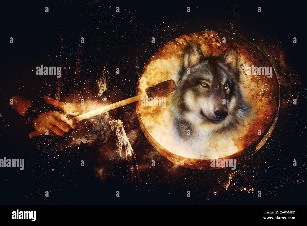 Schamanisches Mädchen mit Rahmentrommel auf abstraktem strukturiertem Raumhintergrund. Stockfoto