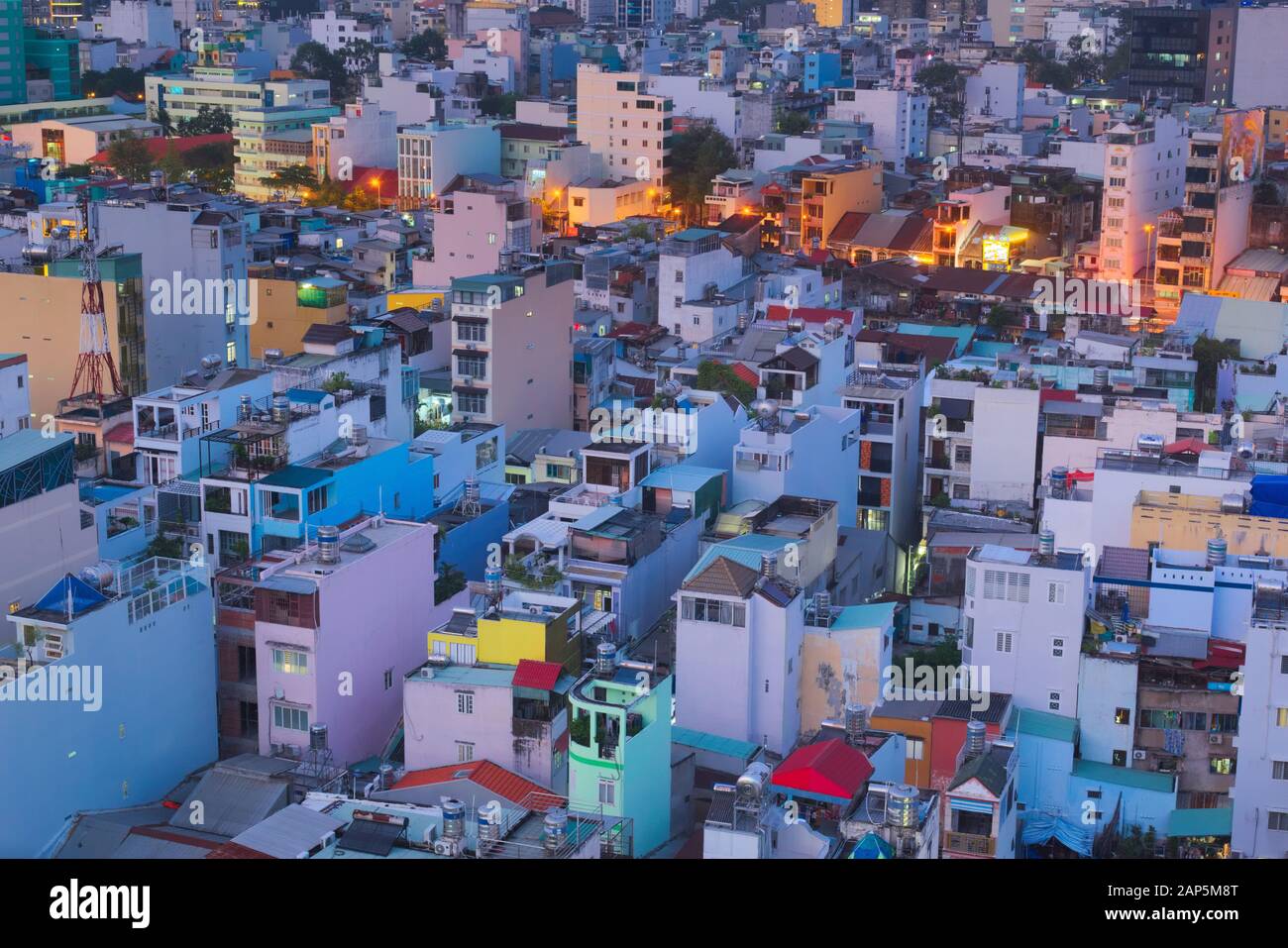 Apartmentgebäude in einem überbevölkerten Teil von Saigon, Vietnam (Ho-Chi-Minh-Stadt). Erhöhte Sicht bei Einbruch der Dunkelheit. Stockfoto