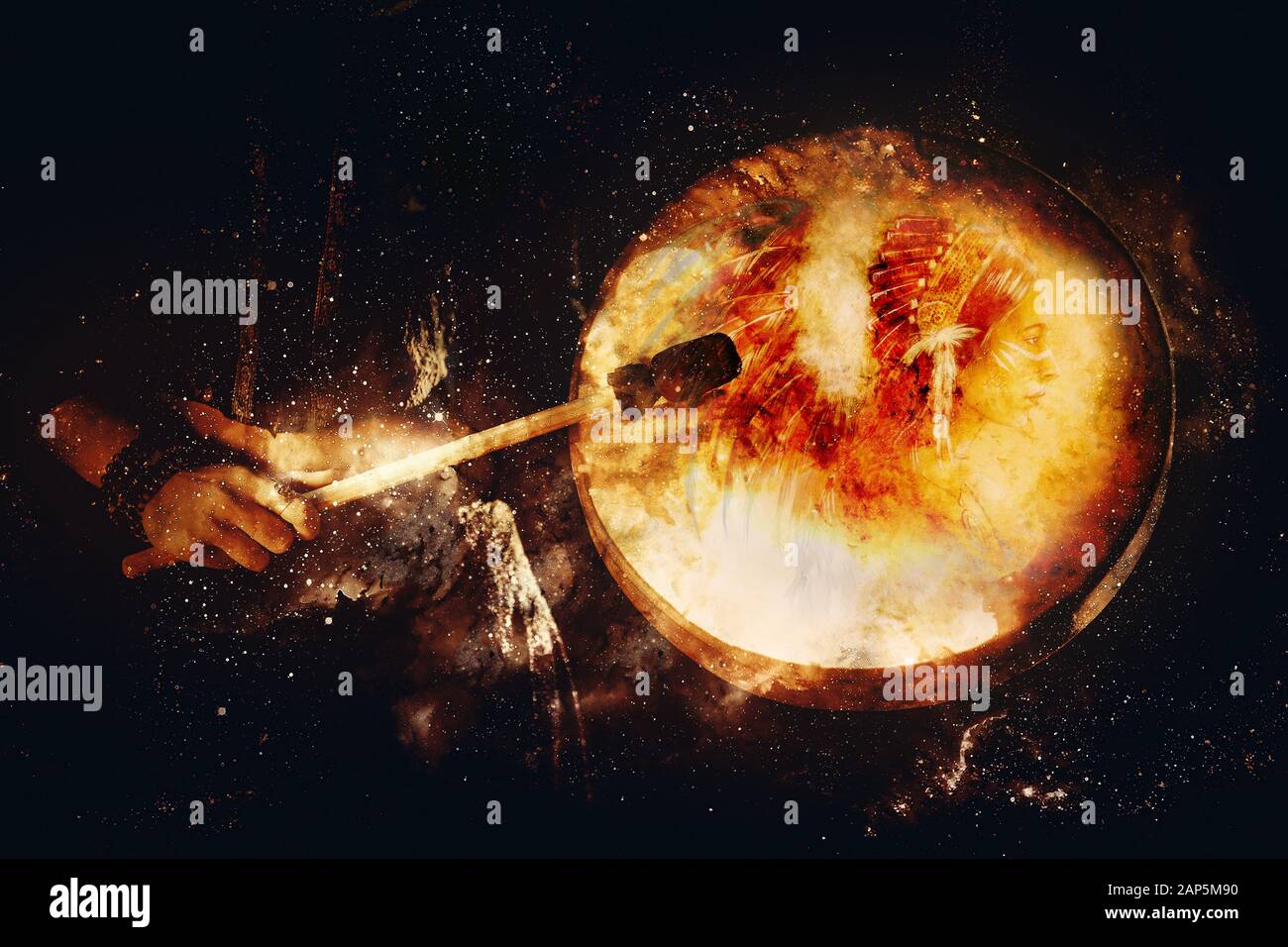 Schamanisches Mädchen mit Rahmentrommel auf abstraktem strukturiertem Raumhintergrund. Stockfoto