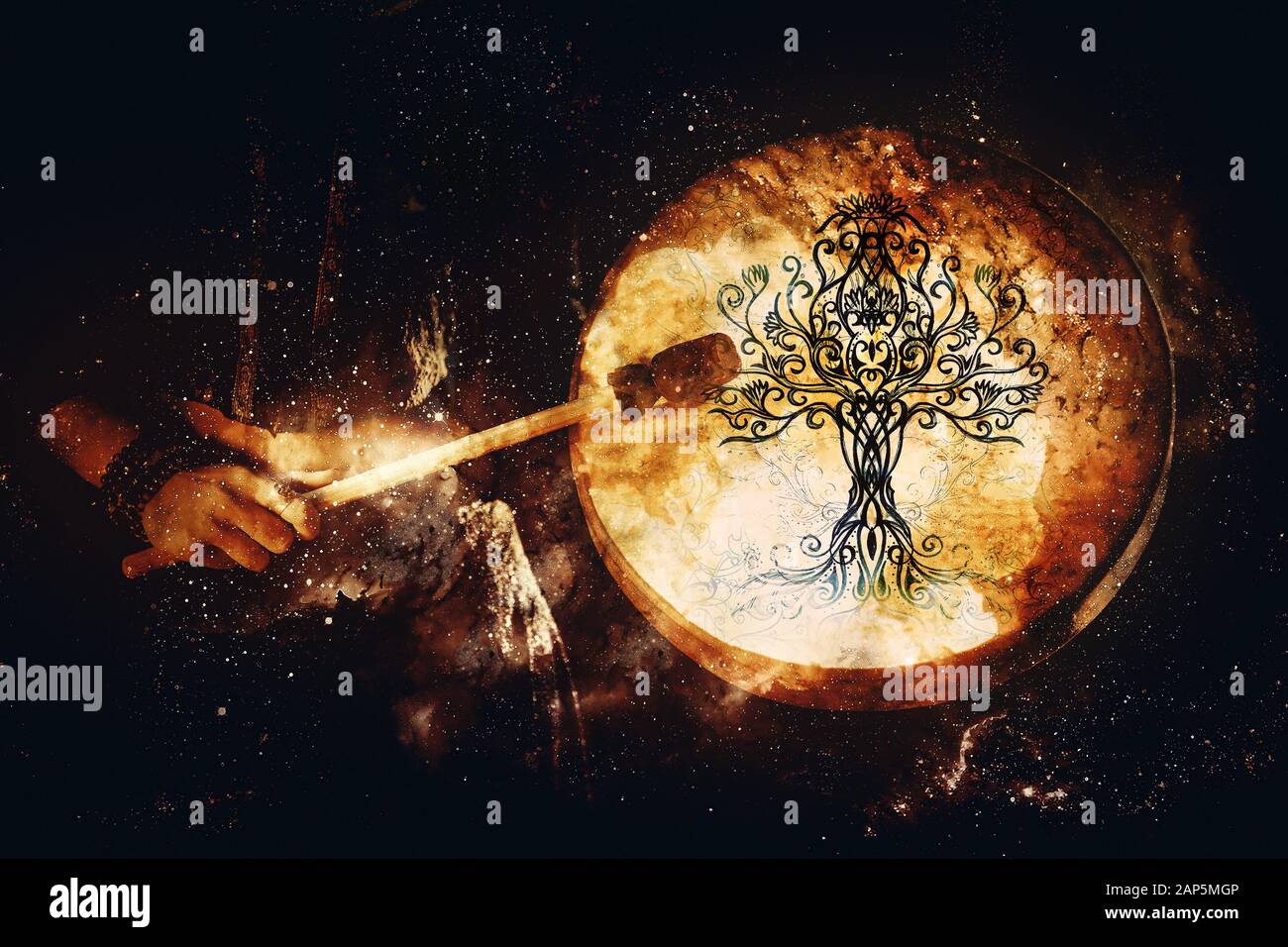 Schamanisches Mädchen mit Rahmentrommel auf abstraktem strukturiertem Raumhintergrund. Stockfoto