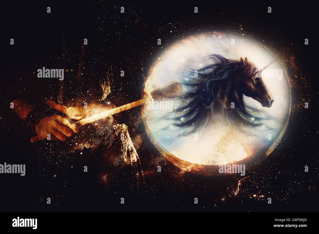 Schamanisches Mädchen mit Rahmentrommel auf abstraktem strukturiertem Raumhintergrund. Stockfoto