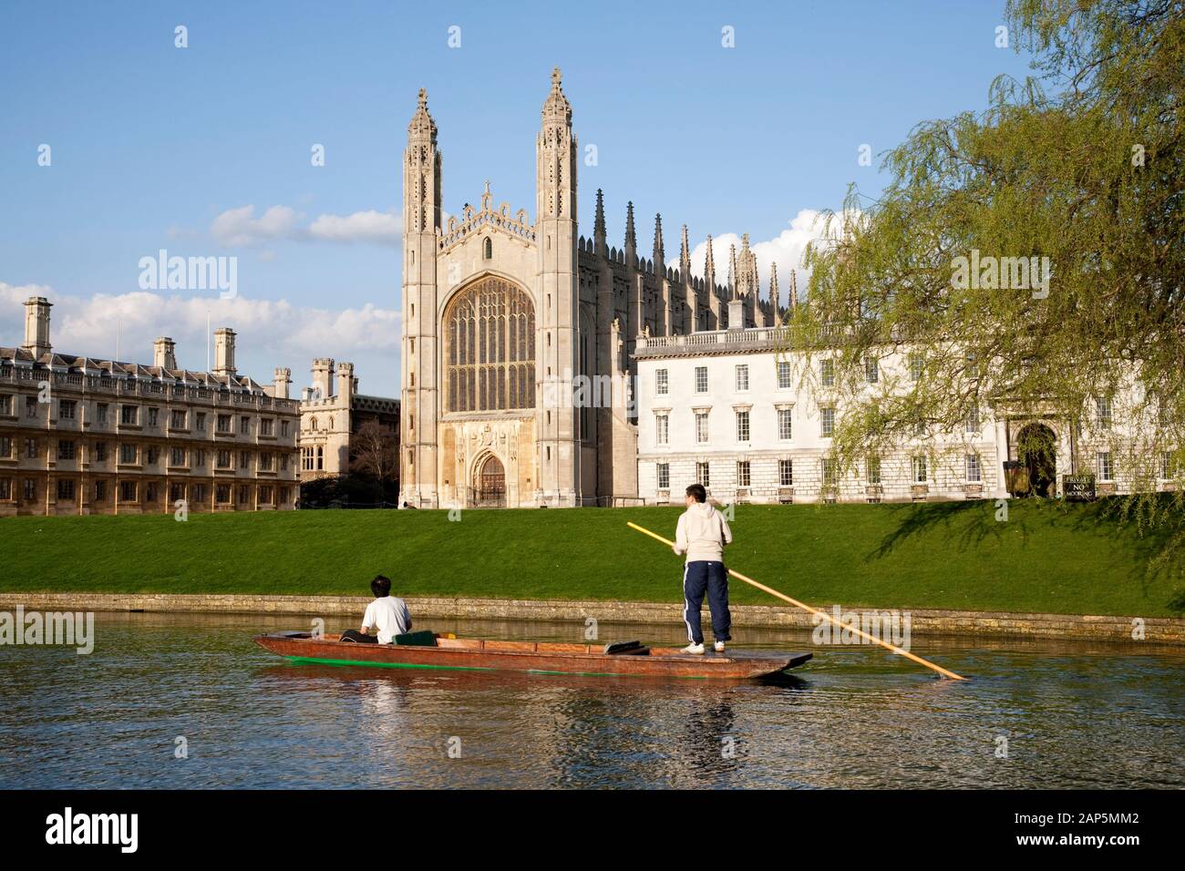 Punting on the River Cam vor Kings College Chapel, Cambridge vom Rücken Stockfoto