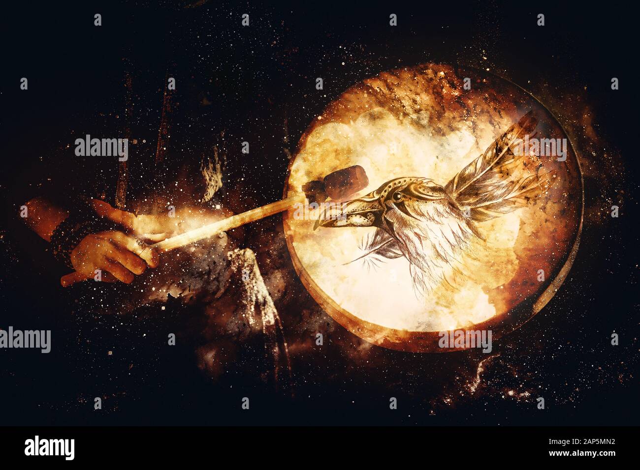 Schamanisches Mädchen mit Rahmentrommel auf abstraktem strukturiertem Raumhintergrund. Stockfoto