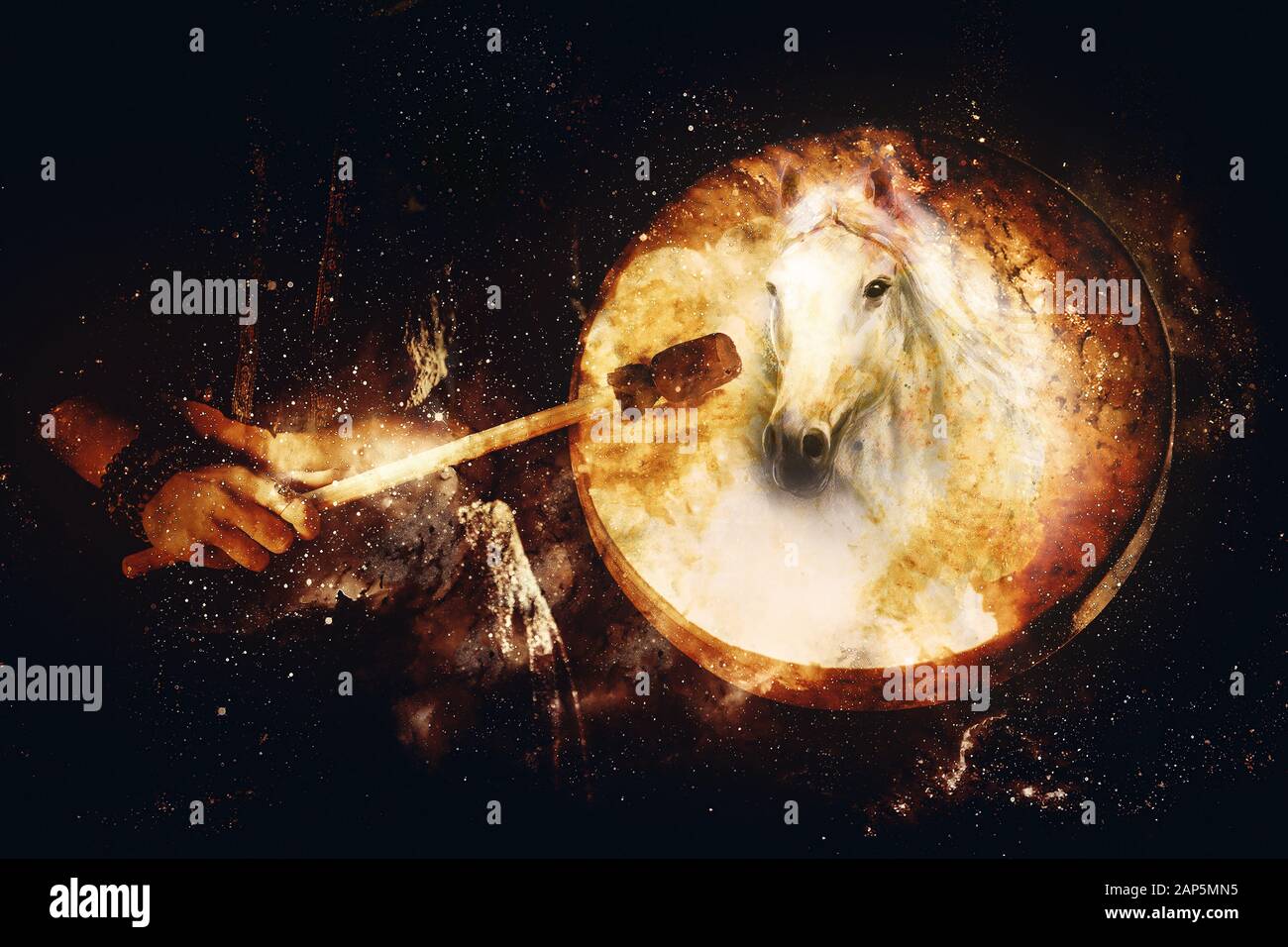 Schamanisches Mädchen mit Rahmentrommel auf abstraktem strukturiertem Raumhintergrund. Stockfoto