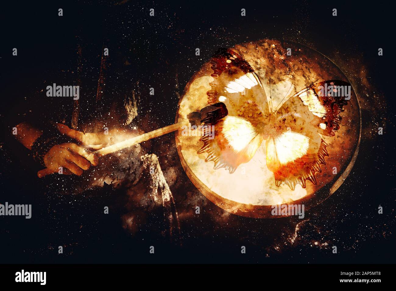 Schamanisches Mädchen mit Rahmentrommel auf abstraktem strukturiertem Raumhintergrund. Stockfoto