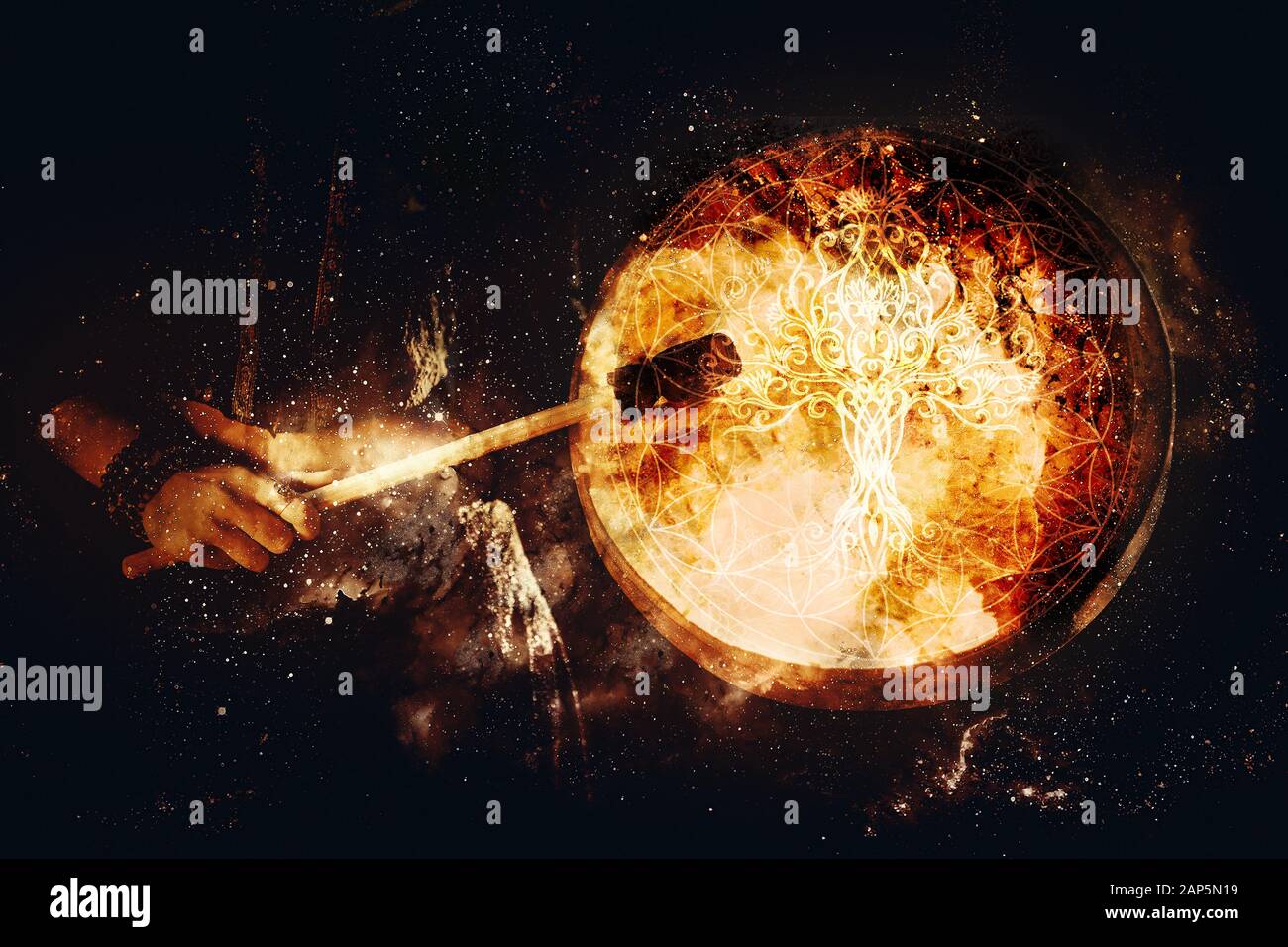 Schamanisches Mädchen mit Rahmentrommel auf abstraktem strukturiertem Raumhintergrund. Stockfoto