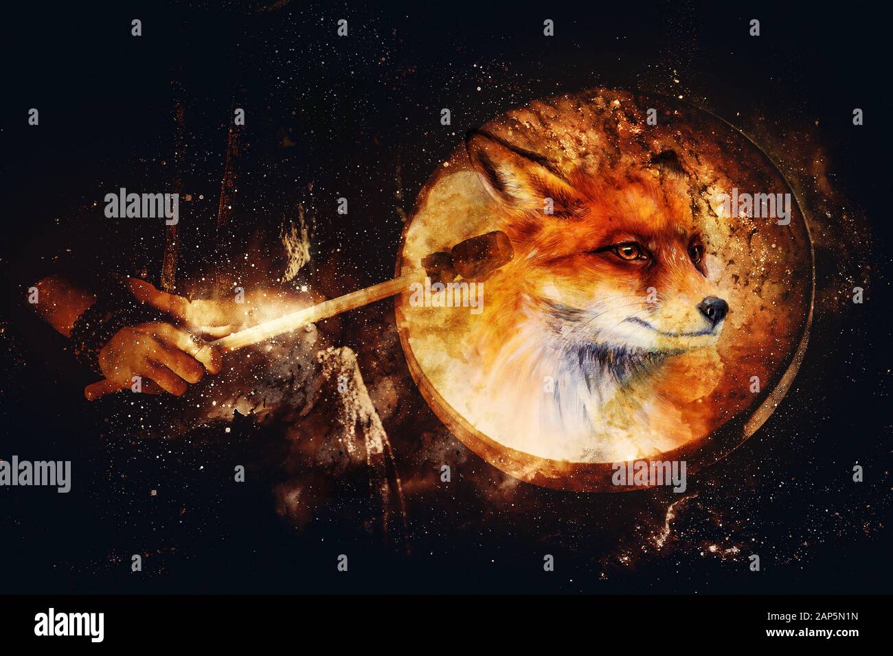 Schamanisches Mädchen mit Rahmentrommel auf abstraktem strukturiertem Raumhintergrund. Stockfoto