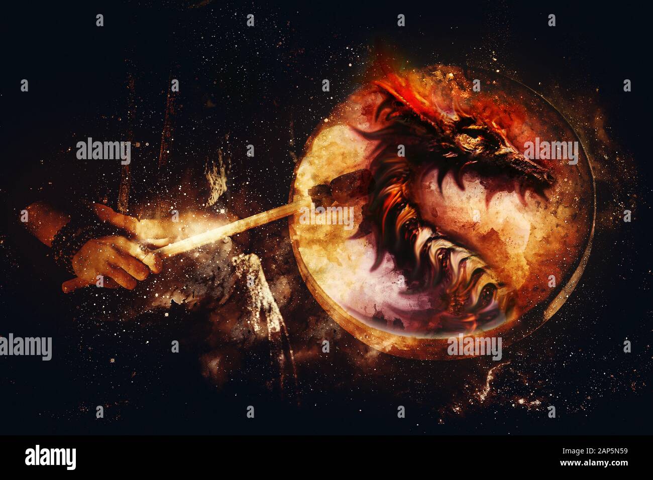 Schamanisches Mädchen mit Rahmentrommel auf abstraktem strukturiertem Raumhintergrund. Stockfoto