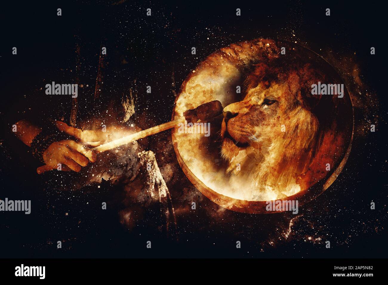 Schamanisches Mädchen mit Rahmentrommel auf abstraktem strukturiertem Raumhintergrund. Stockfoto