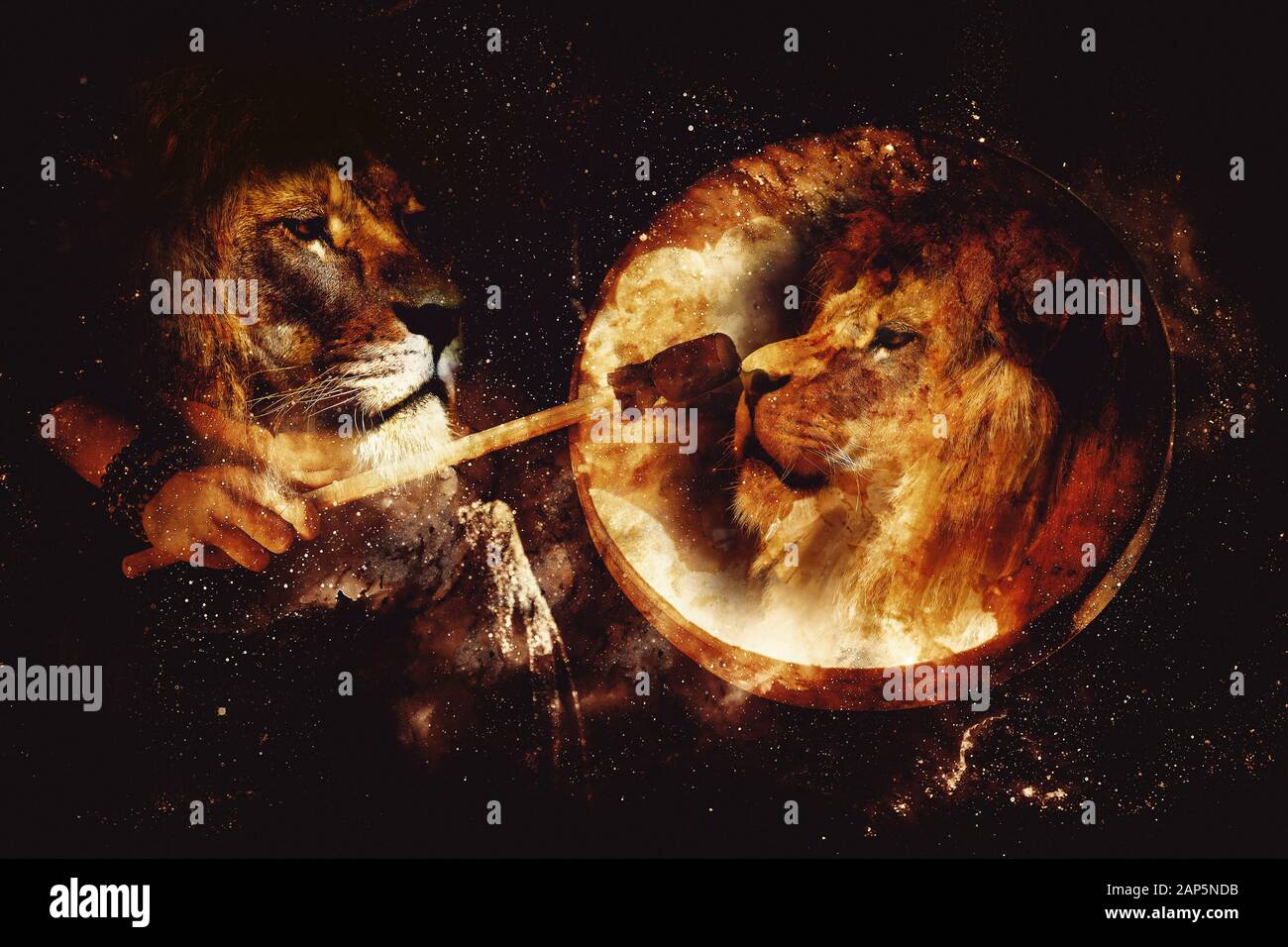 Schamanisches Mädchen mit Rahmentrommel auf abstraktem strukturiertem Raumhintergrund. Stockfoto