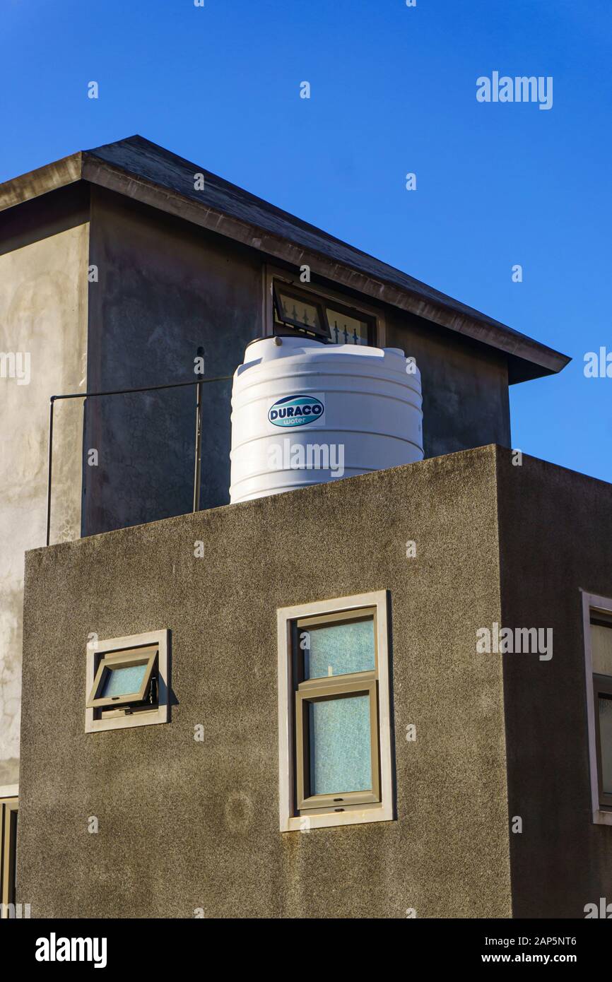 Mauritius, Dezember 2019 - Wassertank der örtlichen Firma Duraco, auf dem Dach eines laufenden Hausbaus installiert Stockfoto