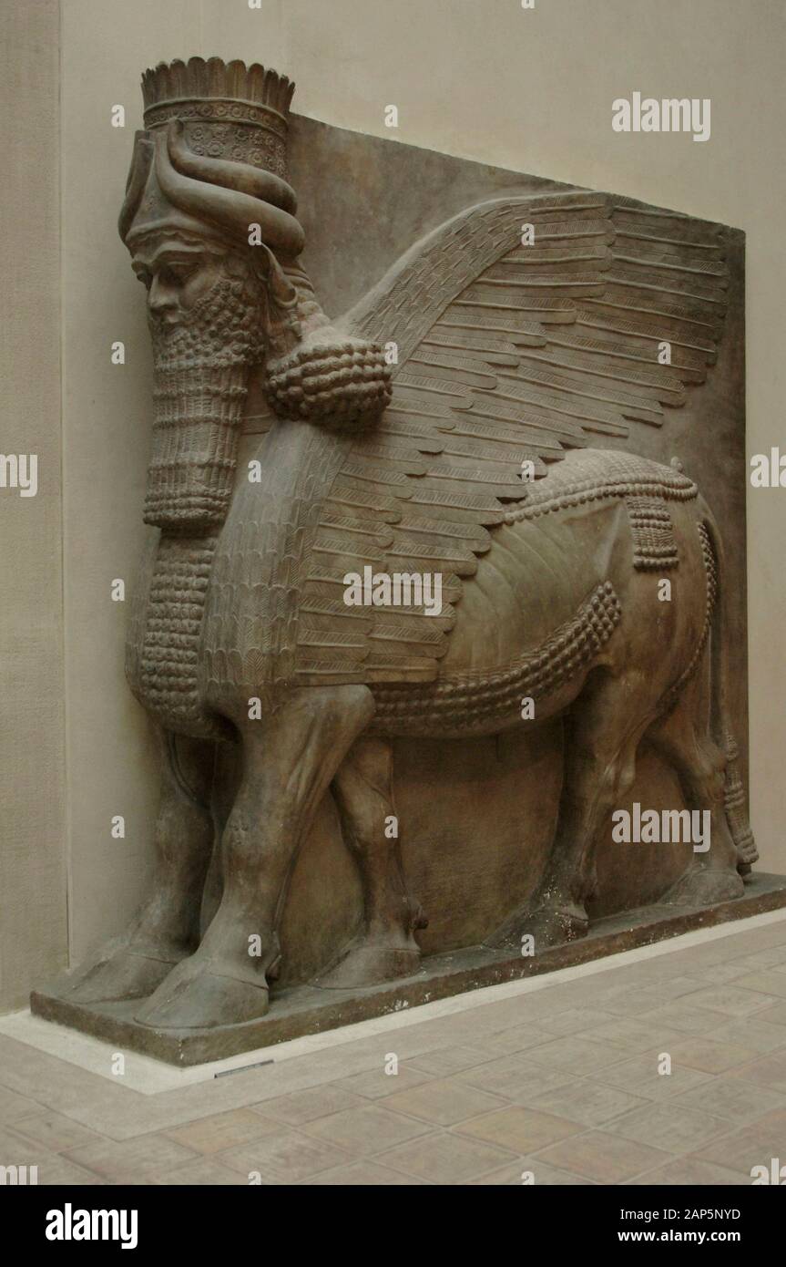 Winged menschlichen vorangegangen - Bull. Neo assyrischen Palast von Sargon II., 721-705 BC. Khorsabad, alte Dur Sharrukin (heute Irak). Museum des Louvre. Paris, Frankreich. Stockfoto