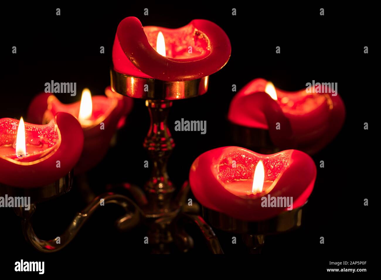 In der Nähe von fünf Pfeiler Kerzen auf einem kandelaber.. Selektive konzentrieren. Stockfoto