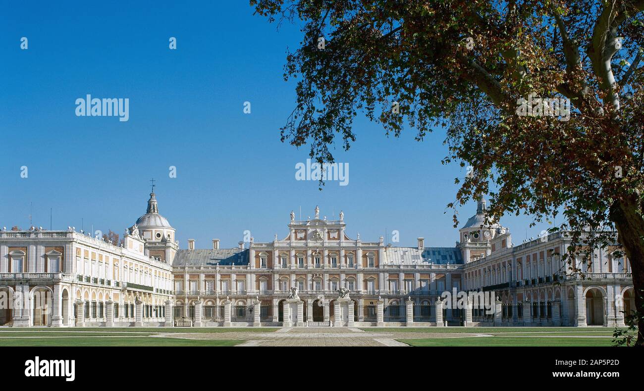Spanien, Gemeinschaft von Madrid, Aranjuez. Der Königliche Palast. Hauptfassade. Es wurde von den Architekten Santiago Bonavia (1695-1759) im Auftrag von König Fernando VI umgebaut, nach dem Brand von 1727. Stockfoto