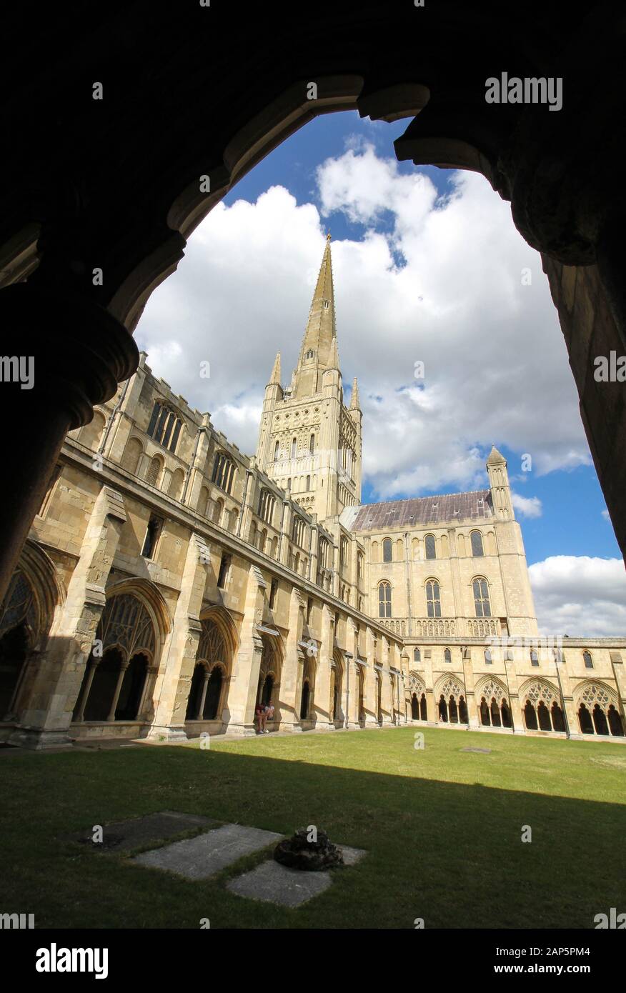 Außenansicht der Kathedrale von Norwich Durch den Archway, Der Ihr einen schönen Rahmen gibt Stockfoto