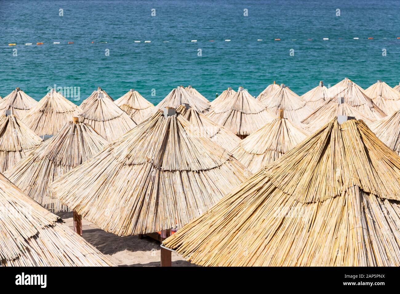 Sonniger Strand und blaues Meer an der Mittelmeerküste. Stockfoto