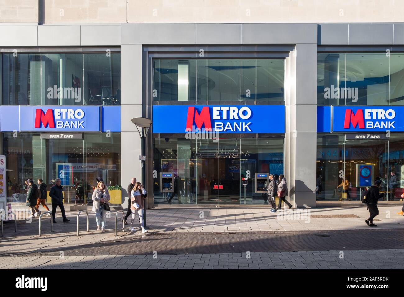 Die kürzlich eröffnete Metro Bank Filiale in der Bull Street, Birmingham City Center, West Midlands, Großbritannien Stockfoto