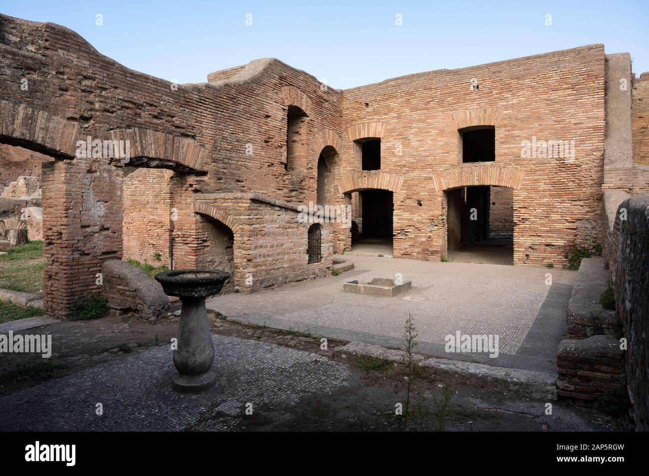 Rom. Italien. Ostia Antica. Caseggiato del Termopolio, Thermopolium (Haus der Bar). Hinterhof. Regio I - Insula II - Caseggiato del Termopoli Stockfoto