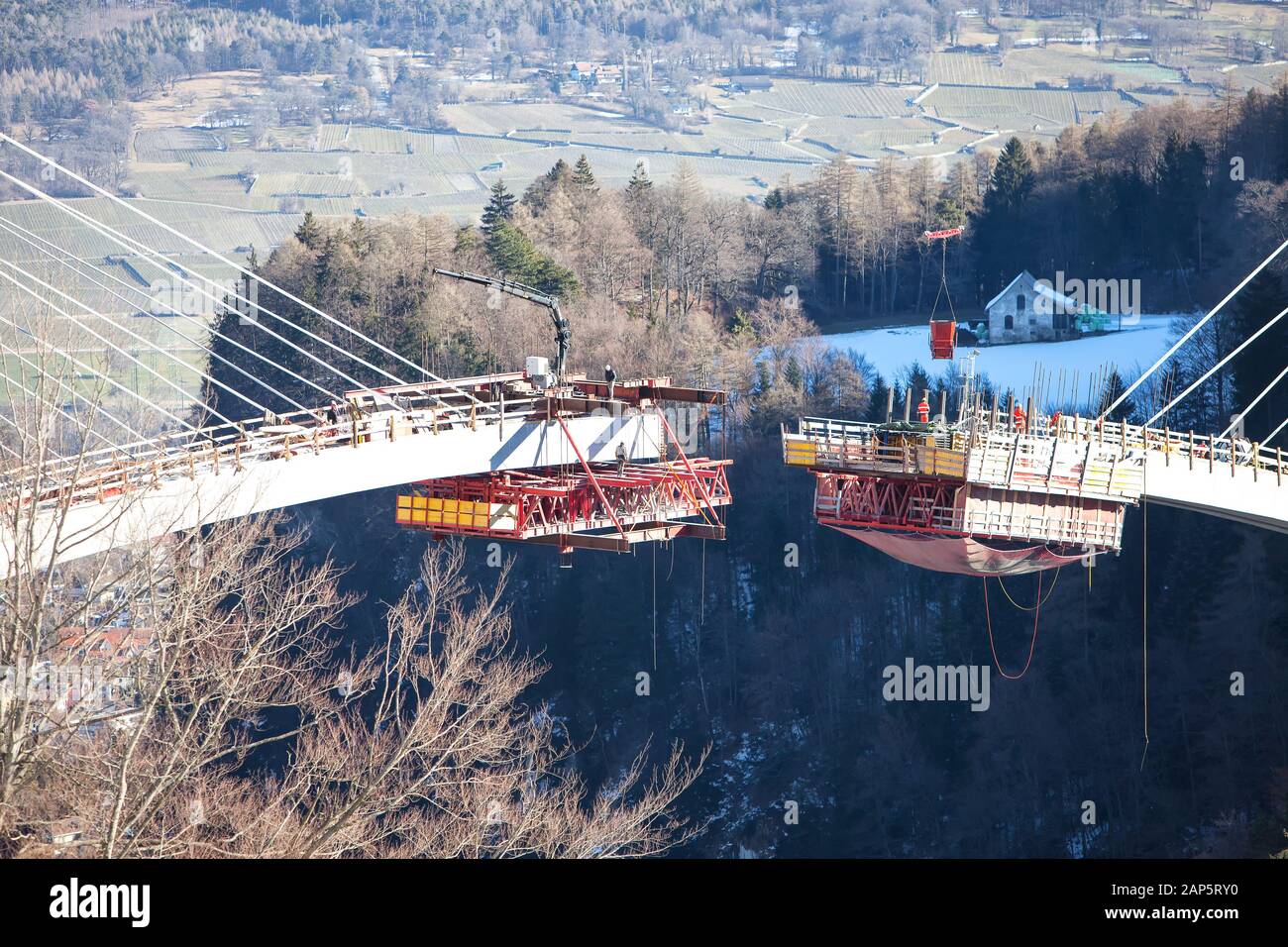 Europa, Schweiz, Tamina Valley Bridge beim Bau in Febr. 2015 Stockfoto