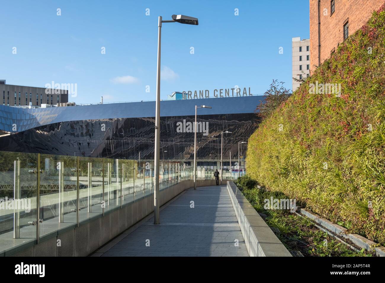 Reflexionen über das Gebäude Grand Central und New Street Station in Birmingham, Großbritannien Stockfoto