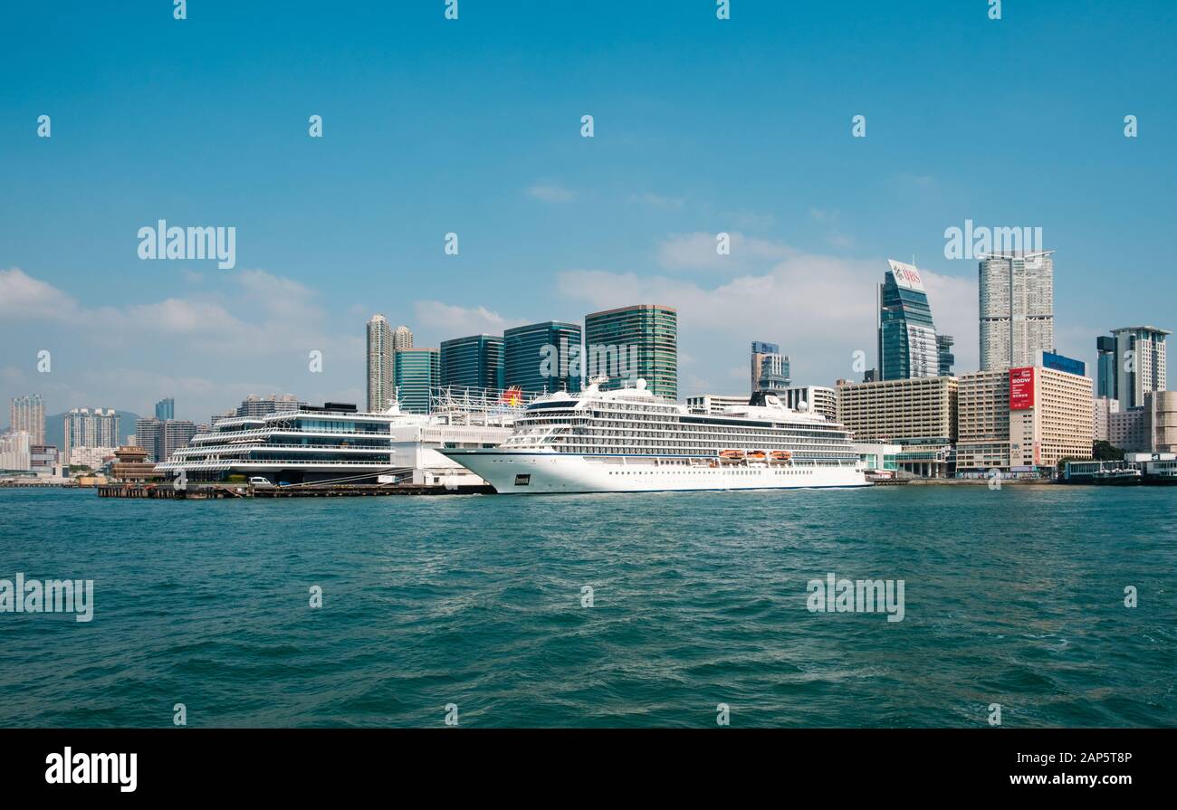 HongKong, Hongkong - November, 2019: Kreuzfahrtschiff der Hong Kong Cruise Terminal angedockt - wie Ocean Terminal mit Kowloon Küste skyline bekannt, backgro Stockfoto