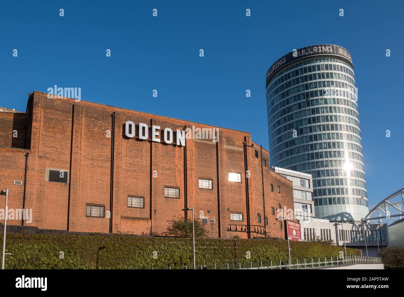 Das berühmte Rotunda-Gebäude neben der neuen Straße von Odeon im Stadtzentrum von Birmingham, West Midlands, Großbritannien Stockfoto