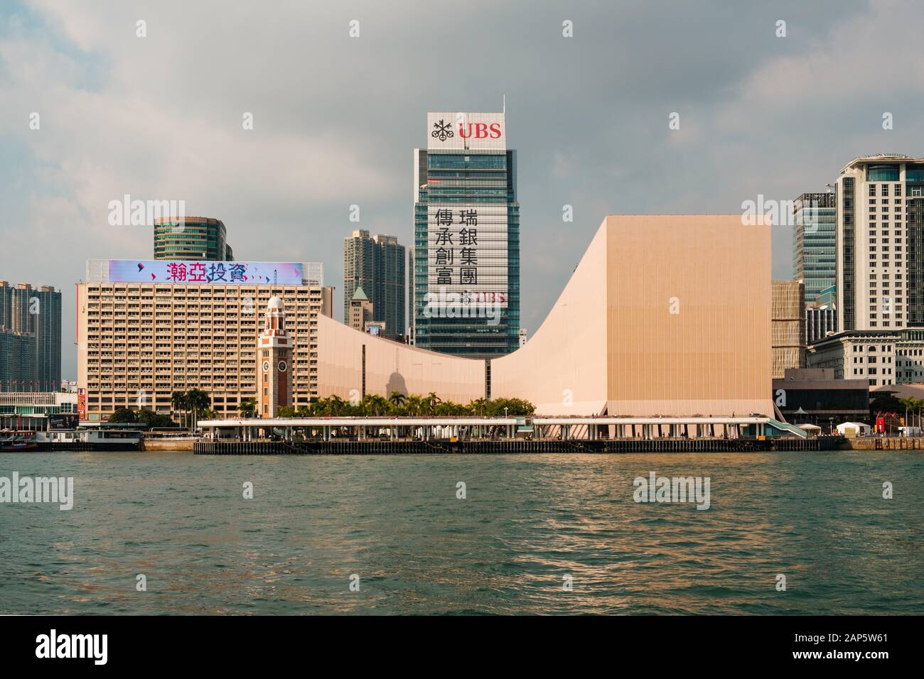 Hongkong, November 2019: Hong Kong Cultural Centre, Kowloon öffentliche Pier und Tsim Sha Tsui skyline Coast View Stockfoto