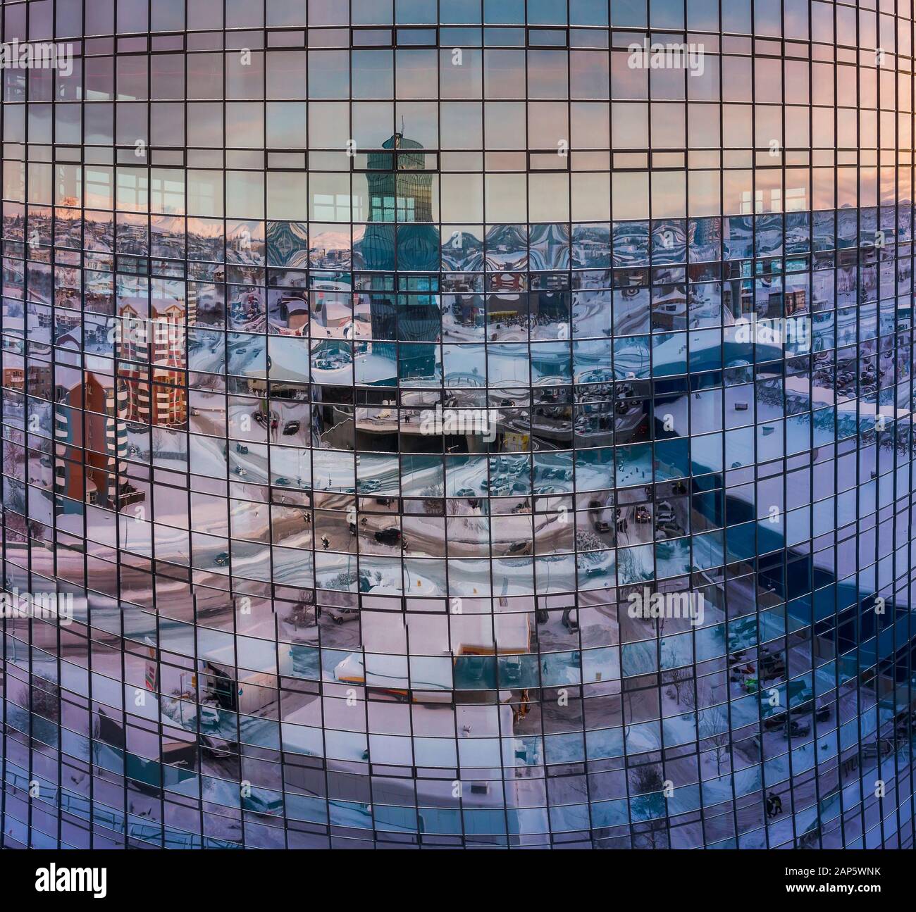 Gebäude aus Glas mit Reflexionen, Winter, Kopavogur, Island. Dieses Bild ist mit einer Drohne erschossen. Stockfoto