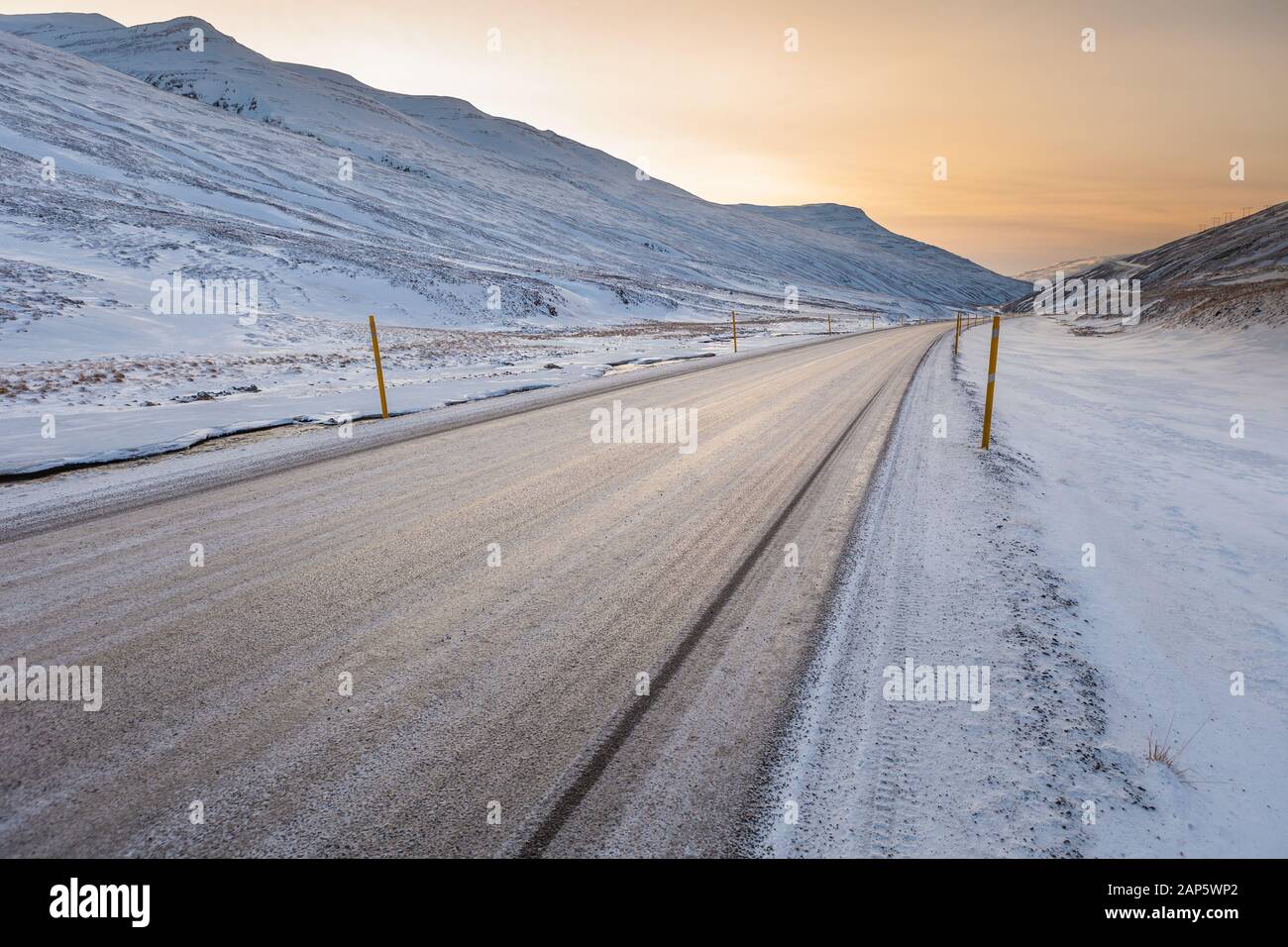Verschneite Straße, Nördliche Island Stockfoto