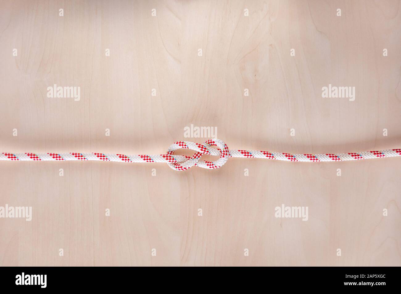 Abbildung acht Schiffsknoten auf Holzhintergrund Stockfoto