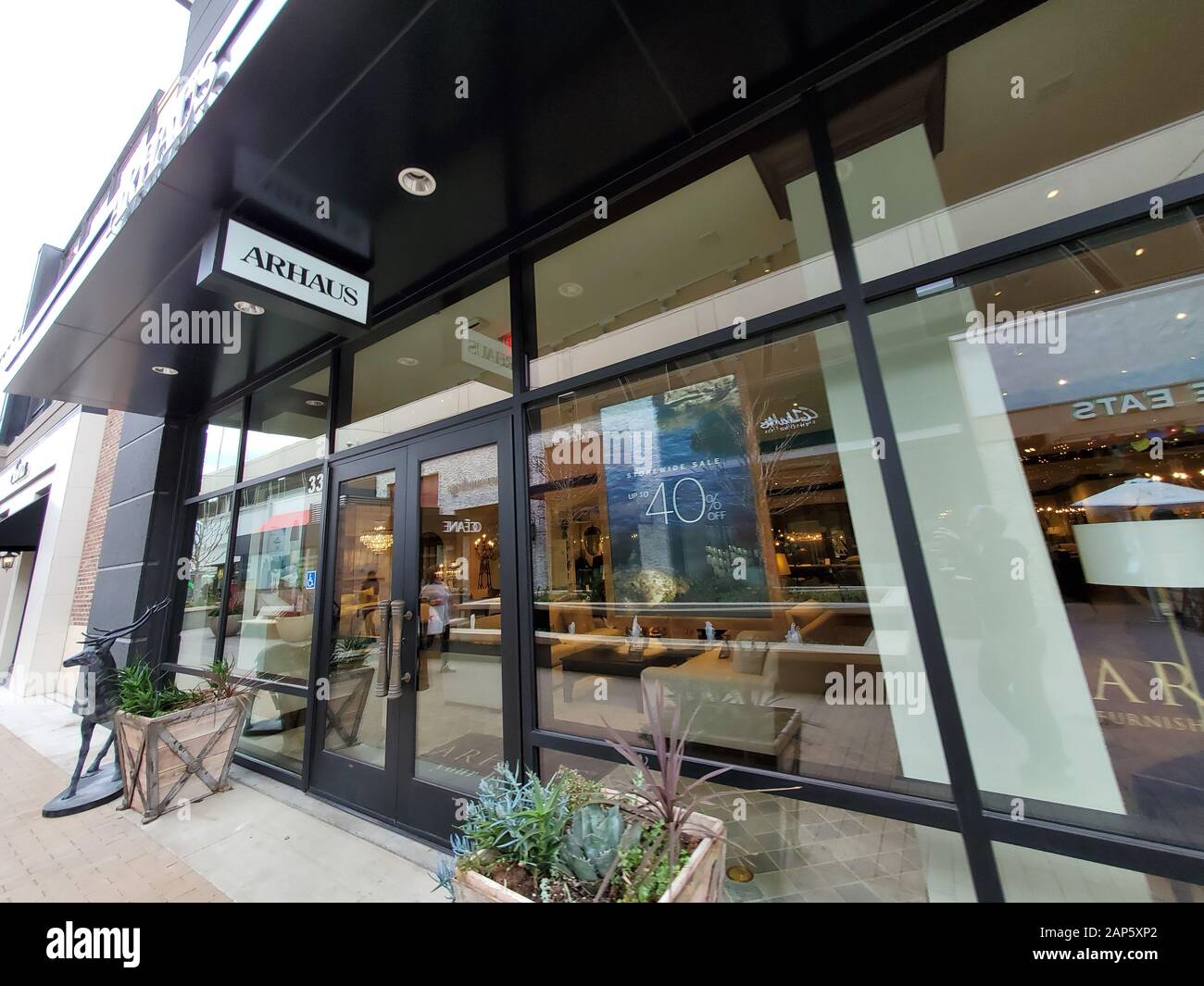 Fassade des Arhaus Store im Broadway Plaza Shopping Mall in Walnut Creek, Kalifornien, 13. Januar 2020. () Stockfoto