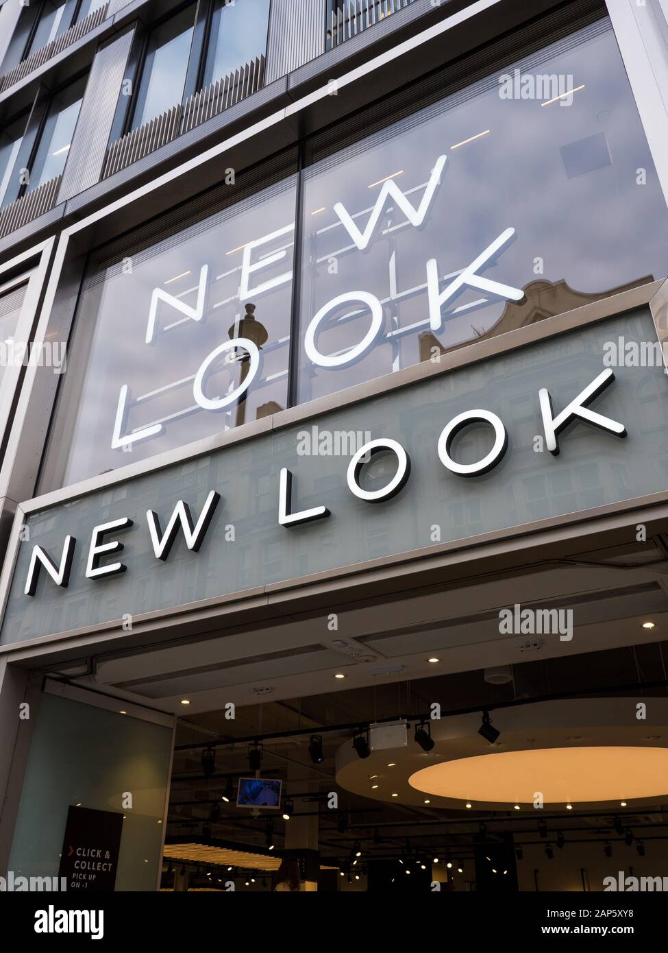 Neues Look Logo, im New Look Store, Oxford Street, London, England, Großbritannien, GB. Stockfoto