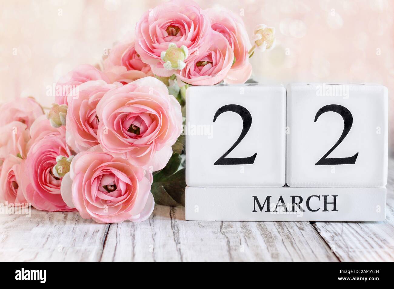 Weiße Holzkalendare mit dem Datum 22. März für Muttertag oder Mothering Sonntag 2020. Selektiver Fokus mit verschwommenem Hintergrund. Stockfoto