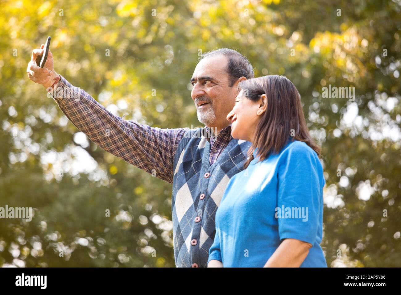 Glückliches älteres Paar, das Handy für einen Videoanruf verwendet Stockfoto