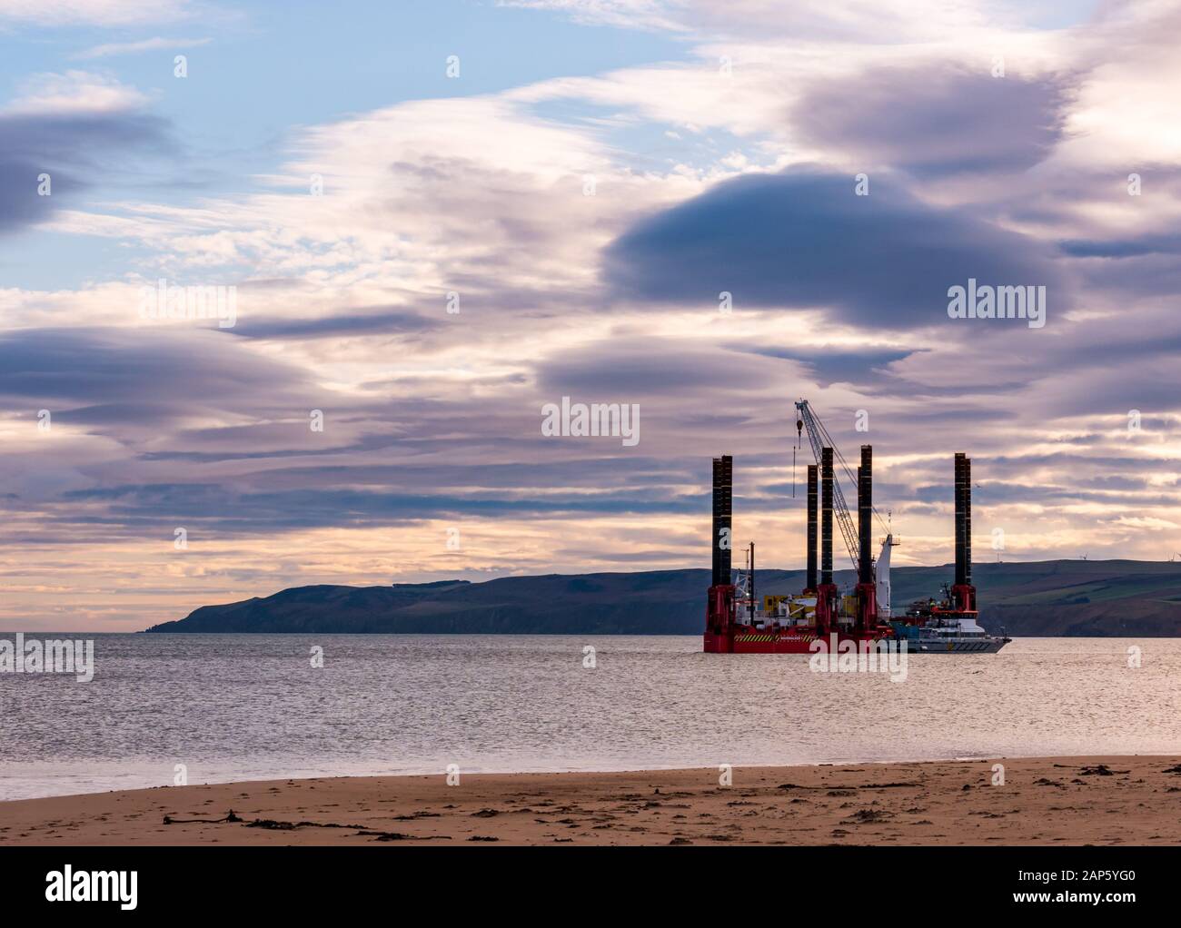 Wavewalker wandern Jack-up Barge, Untersuchung des Meeresbodens Arbeit für EDF Energy Offshore Wind Farm project, Thorntonloch, East Lothian, Schottland, Großbritannien Stockfoto