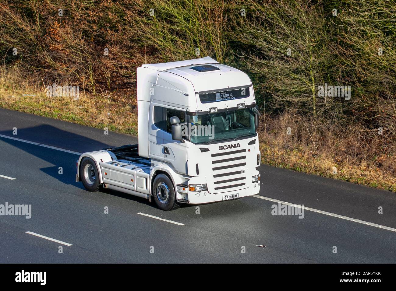 White Scania Traktoreinheit; Bulk Transport-Lieferwagen, Transport, LKW, Transport, LKW, Fracht, Scania-Fahrzeug, Lieferung, Transport, Industrie, Lieferkettenfracht, auf der M6 in Lancaster, Großbritannien Stockfoto