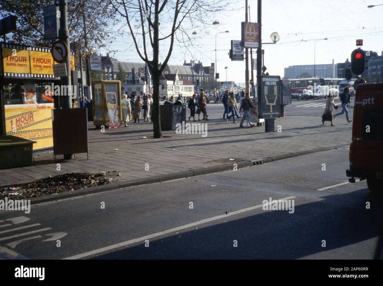 Mehrere amerikanische Markengeschäfte, darunter ein Kodak Fotoentwickler für eine Stunde und eine Beschilderung für ein McDonald's Restaurant, sind in einem geschäftigen Stadtzentrum, Niederlande, 1987, zu sehen. () Stockfoto