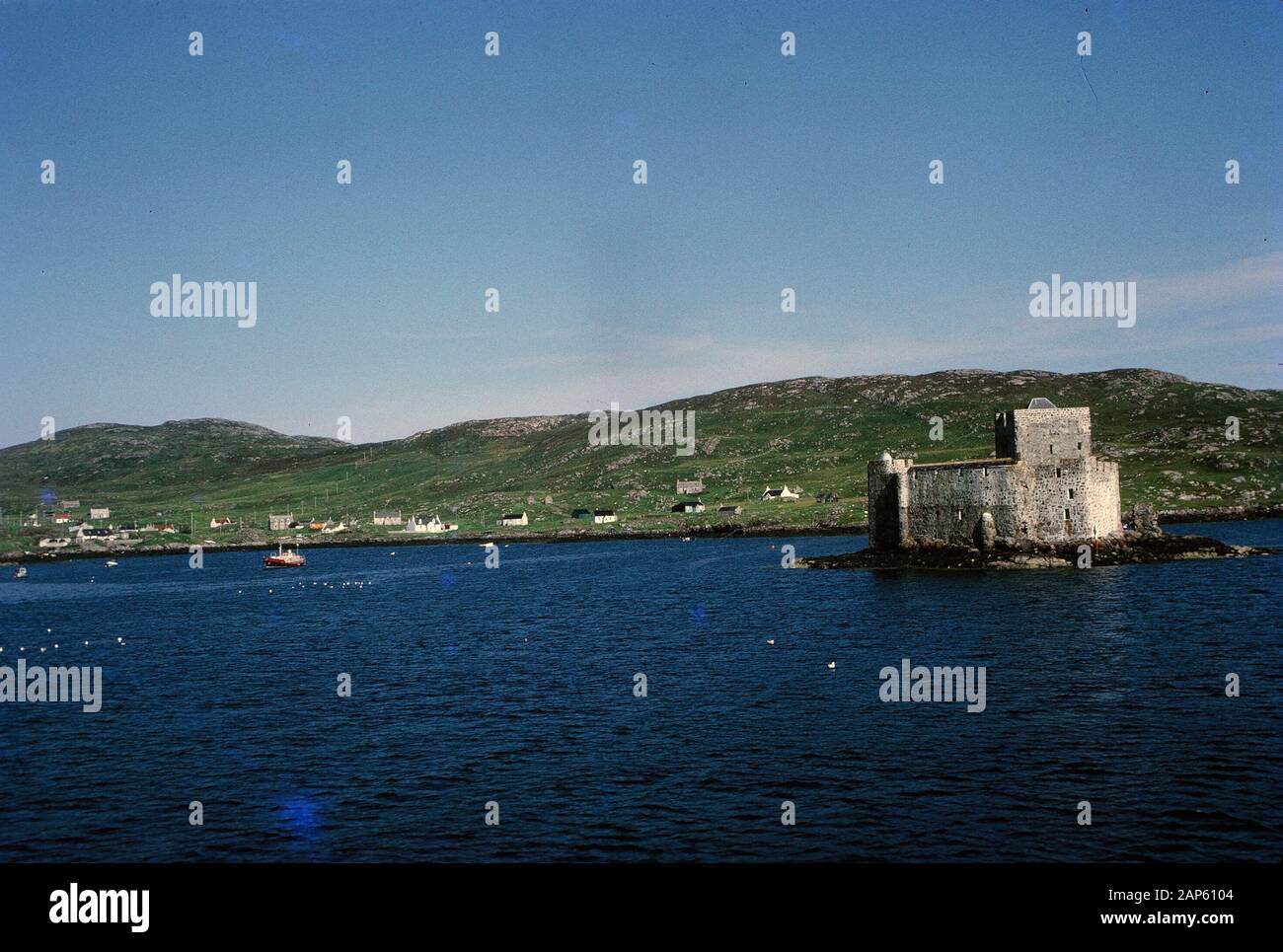 Nakuläres Foto, aufgenommen auf einer analogen 35-mm-Filmtransparenz, vermutet, dass es tagsüber ein graues Betongebäude in der Nähe des Wasserkörpers darstellt, 1965. Wichtige Themen/Objekte sind Wasser, Außenbereich, Himmel, See, Insel und Meer. () Stockfoto