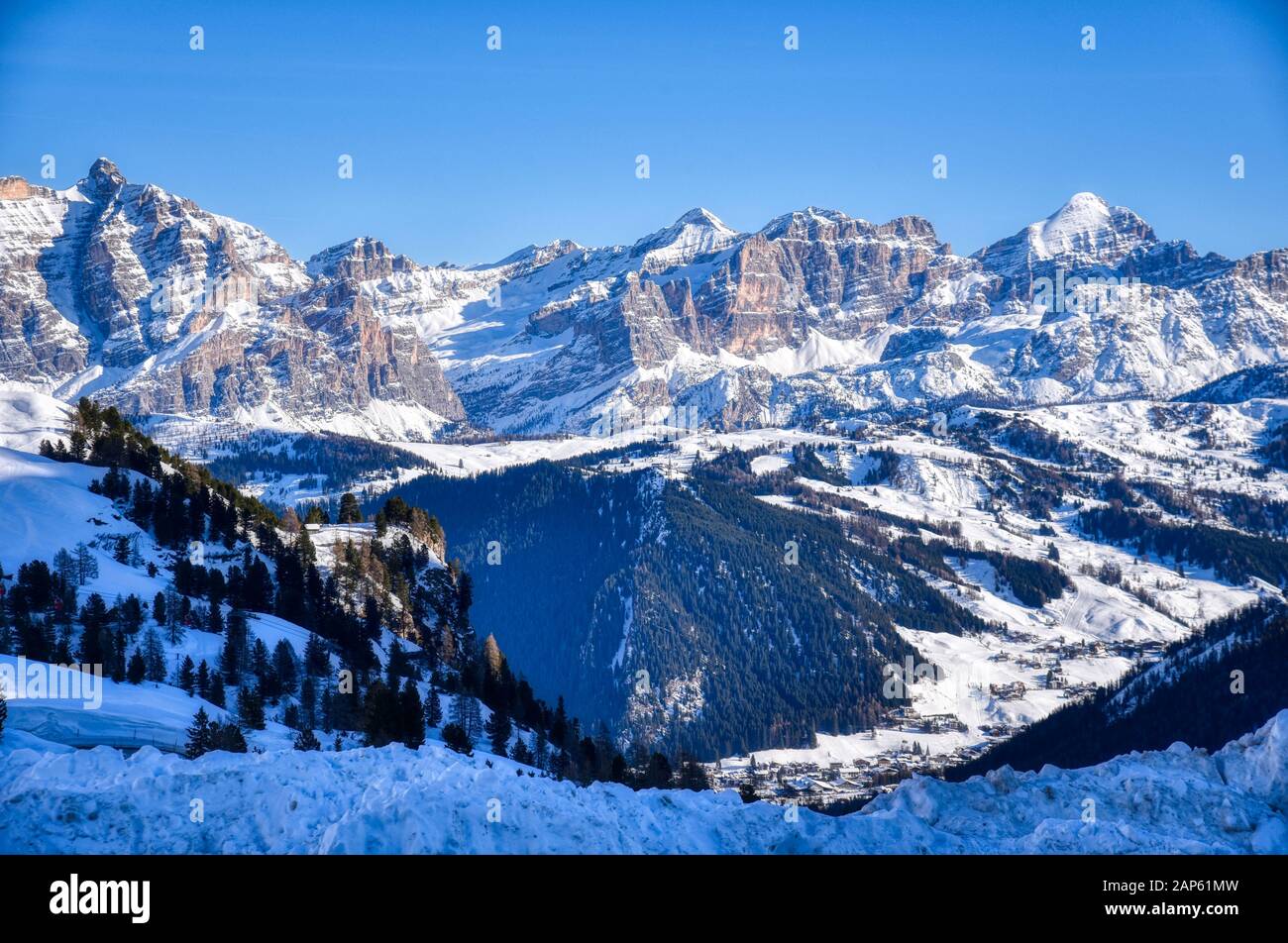 Vom GARDENA Pass aus haben Sie einen Blick auf die alta Badia bergwelt Stockfoto