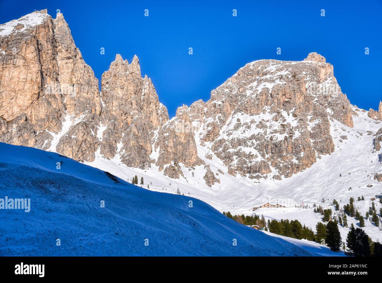 Am Passo Gardena dominiert die Cir-Gruppe das Skigebiet Stockfoto