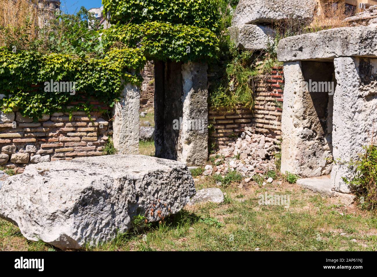 Altes römisches Baden (Thermae) in Warna, Hafenstadt am Schwarzen Meer in Bulgarien. Bruchstücke von Säulen. Stockfoto