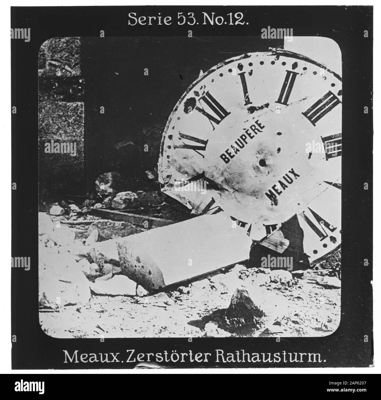 Projektion für alle: Weltkrieg Serie 53 Kolonial-, See- und Landkämpfer-Nr. 12. Meaux. Zerstörter Rathausturm. - die Firma "Projektion für alle" wurde 1905 von Max Skladanowsky (1861-1939) gegründet. Sie produzierte bis zum Jahre 1928 fast 100 Serien zu je 24 Glasdias im Format 8,3 x 8,3 cm im Sog. Bromsilber-Gelatin-Trockenplatten Verfahren. Die ersten Städte vor allem in den Bundesländern, Länder aber auch Märchen und Sagen, das alte Testament und der Erste Weltkrieg. Stockfoto