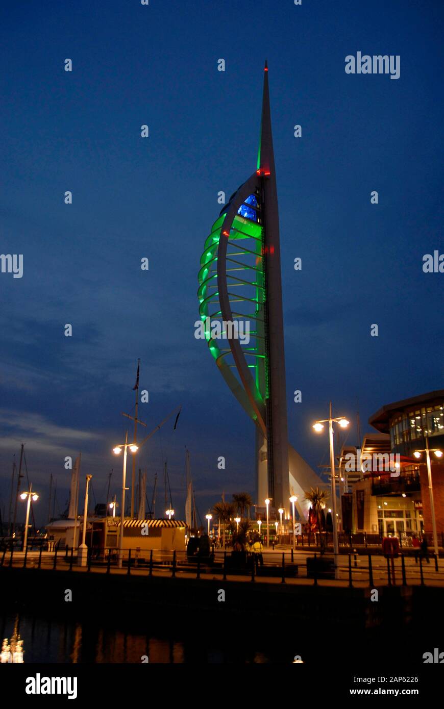 Der Spinnaker Tower, Portsmouth, wurde nachts durch grünes Licht beleuchtet Stockfoto