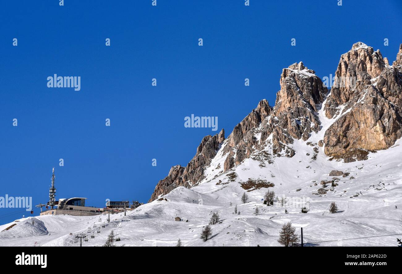 Am Passo Gardena erreichen die Skilifte die Pisten der Cir-Gruppe Stockfoto