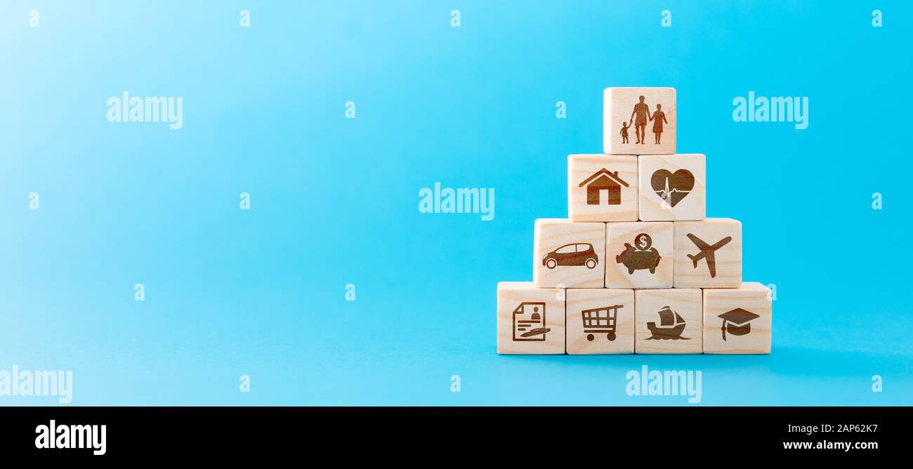 Holzblöcke mit Symbolen für die verschiedenen Arten von Versicherungen. Lebensversicherung Konzept. Stockfoto