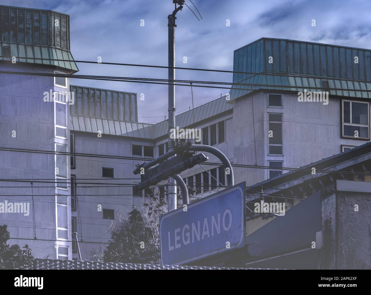 Melden Sie sich im Bahnhof Legnano an, und geben Sie den Namen der Stadt an Stockfoto
